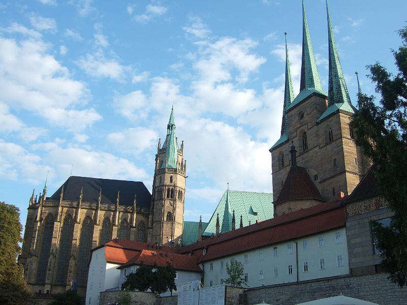 2009-08- (381).JPG - Blick auf den Domhügel mit Dom (links) und St. Severikirche